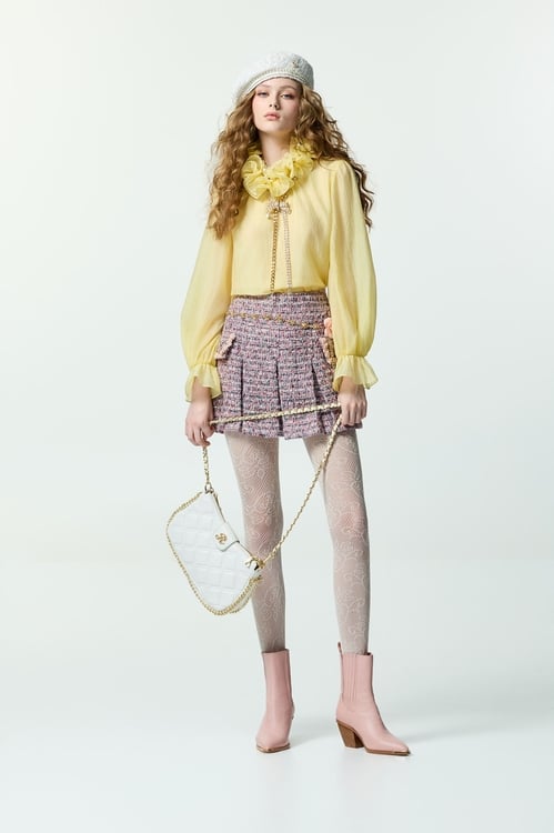 明黃色褶皺感荷葉領上衣,上班OL穿搭