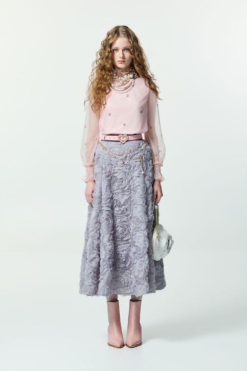 櫻花粉花朵刺繡單品上衣,上班OL穿搭