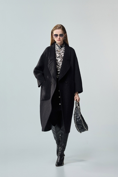 極致黑領片廓型大衣