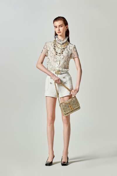 奶白色金屬鑽釦反摺短褲