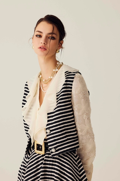 珍珠釦飾黑白配條短背心