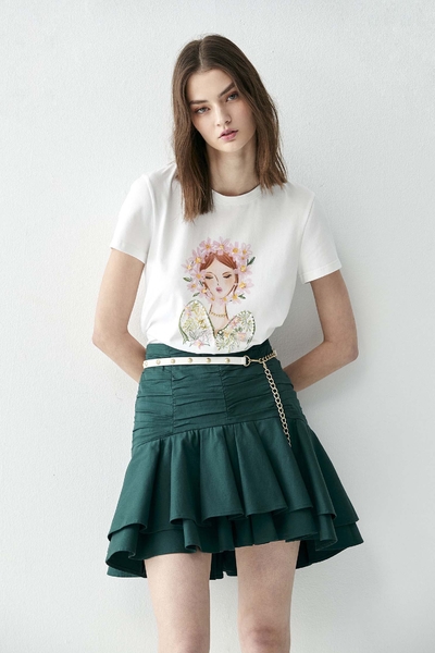 穿花衣服女孩刺繡T恤上衣