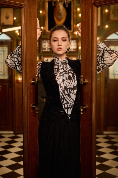 蝴蝶圖騰領巾式絲棉上衣